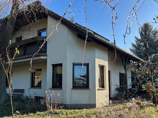 Einfamilienhaus mit Fußbodenheizung und Doppelgarage in ruhiger Dorflage