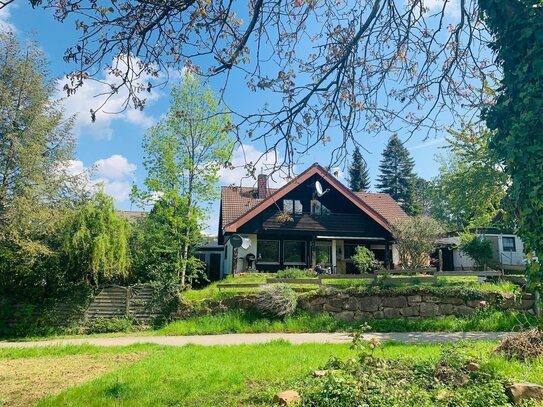 In unwiederbringlicher Ortsrandlage:Freistehendes Haus mit rd. 210 m² Wohnfl/9 Zi/3 Bädern/Südterrasse/Südbalkon etc. +…