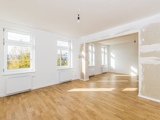 Familiennest im Altbau: Schöne 4-Zimmer-Wohnung mit 2 Bädern & Balkon