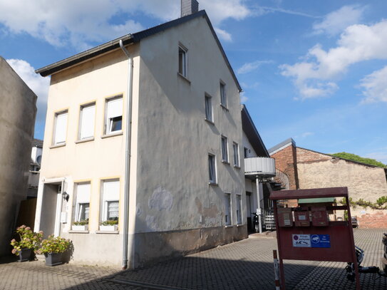 Renovierungsbedürftiges Stadthaus mit kleinem Grundstück und Nebengebäude