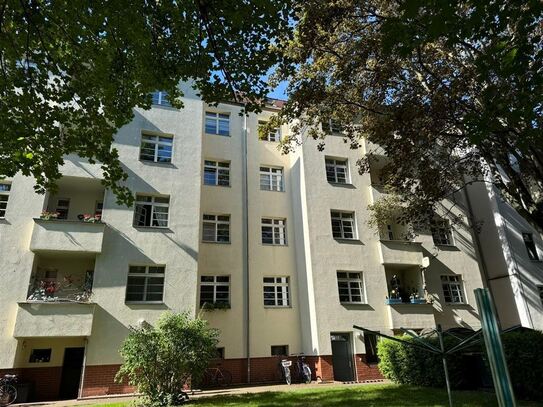 Frisch renovierte 2-Raumwohnung im historischen Altbau mit Blick in den grünen und ruhigen Hinterhof