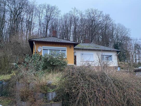 Charmanter, renovierungsbedürftiger Bungalow mit großzügigem Grundstück