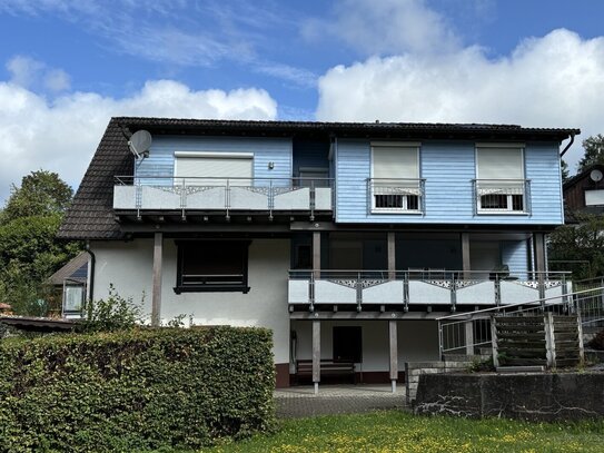 Großzügiges Zweifamilienhaus in ruhiger Lage mit Garten und Garage