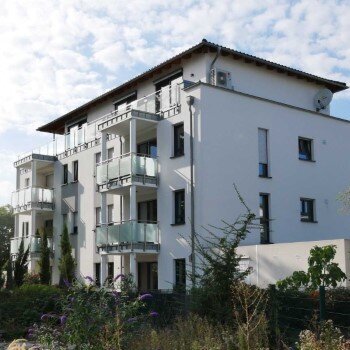 Helle Dreizimmerwohnung mit Balkon und Aufzug, Garage u. Kfz-Stellplatz