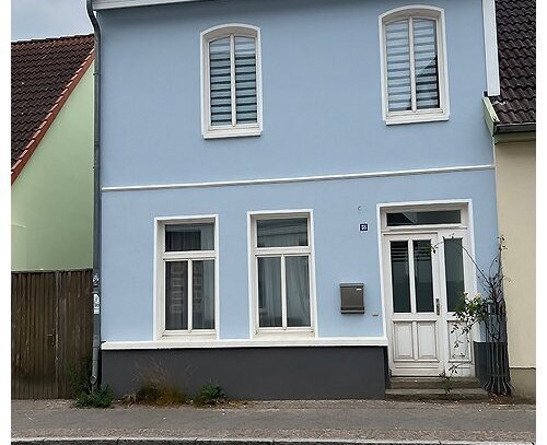 Modernisiertes Stadthaus mit schönem Grundstück und eigener Zufahrt zu verkaufen