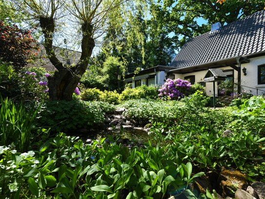 Einfamilienhaus in einem Gartenparadies mit eigenem Bachlauf