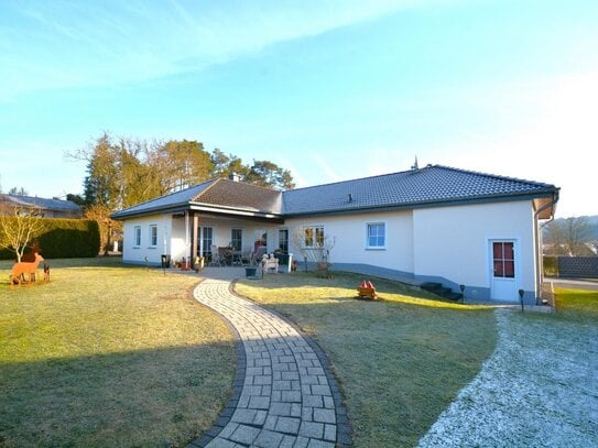 Ruhig gelegener, wunderschöner Bungalow mit Garten, überdachter Terrasse, Garage und Gartenhaus in Gerolstein