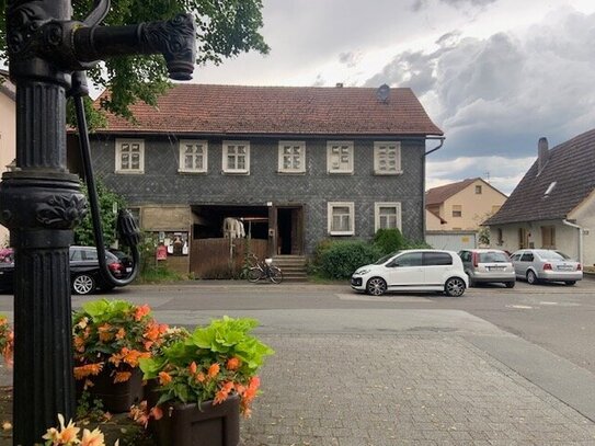 Einstige Gaststube mit zauberhaftem Innenhof ca. 1870 zum Kernsanieren. Direkt am Dorfplatz Gleußen!