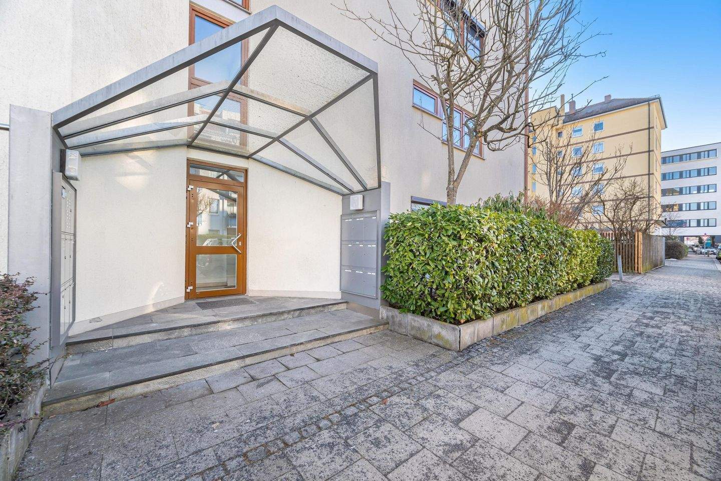 Modernisierte 2-Zimmer-Wohnung mit sonnigem Balkon in Milbertshofen: umfassend saniert und sofort bezugsfrei!