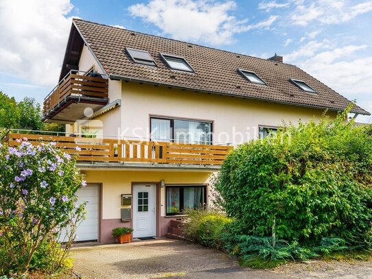 Bezugsfreies Zweifamilienhaus mit Einliegerwohnung und Garage in guter Lage von Siegburg-Kaldauen.