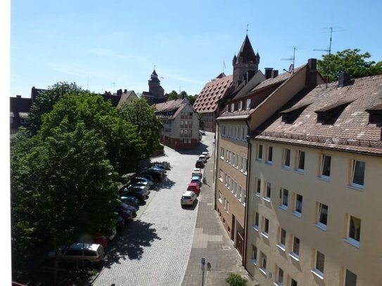 Renovierte, sehr schöne, helle Wohnung, 4-Zimmer, im 4. OG mit Topaussicht über Nürnberg in ruhiger Altstadt, Provision…