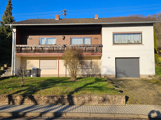 Freistehendes Einfamilienhaus mit Einliegerwohnung und Garage im Haus