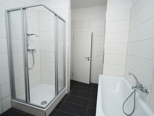 kleine 4-Zi-Whg mit BALKON- Laminat, separate Küche, Wanne+Dusche