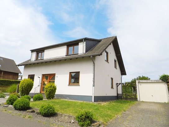 Ein- bis Zweifamilienhaus mit Garten, Garage und Carport