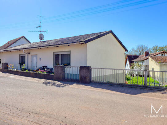 MG - Bungalow am Feldrand mit Doppelgarage, Garten und Waldgrundstück