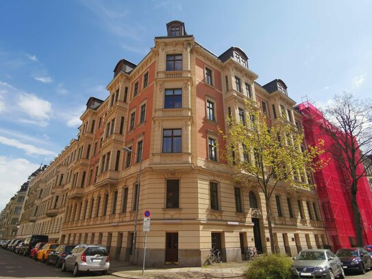 Gutbürgerliches Waldstraßenviertel - geräumige 3-Raum-Wohnung mit Kamin und Dachterrasse