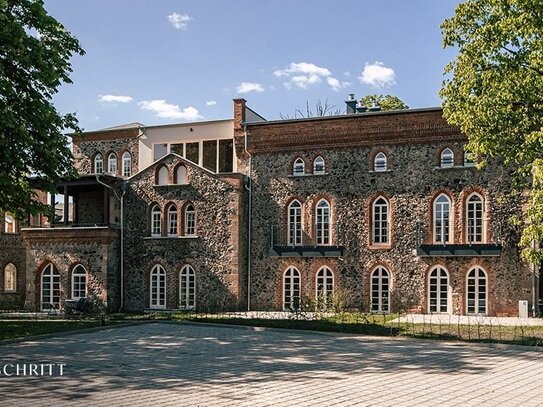 In 2 Zimmern Herrschaftlich Wohnen im Schloss Gröbers mit großem Garten