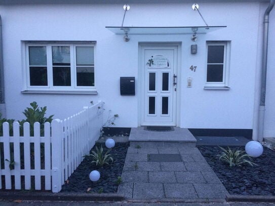 Wunderschönes, provisionsfreies, vollmöbliertes Haus mit Garten und Garage in idyllischer Wohngegend