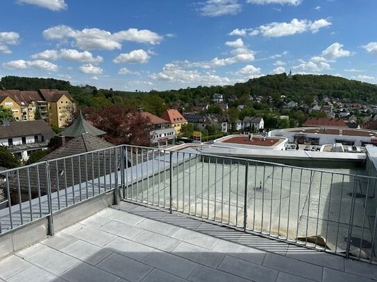 ERSTBEZUG: 3-Zimmer-Wohnung mit toller Dachterrasse und herrlichem Fernblick !!