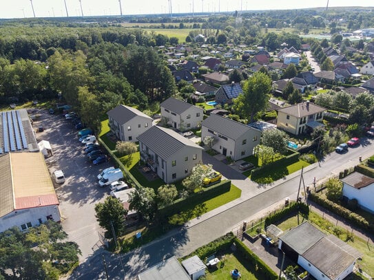 Mit Fußbodenheizung, modernem Bad, Balkon, Stellplatz u.v.m.: Neubau-Wohnung im Erstbezug in Bernau