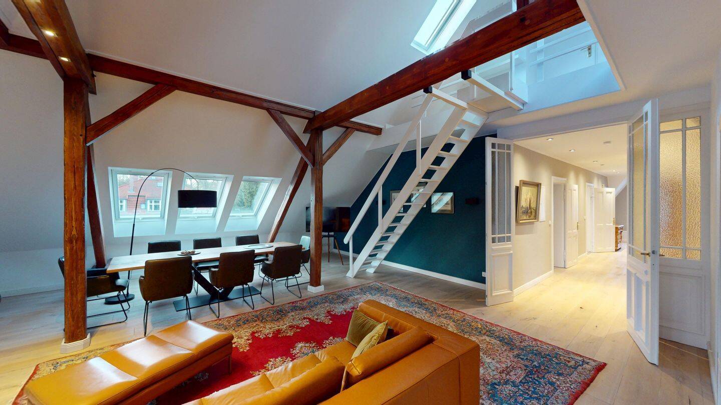 Teilmöblierte 4 Zimmer Wohnung im Dachgeschoss einer Fabrikantenvilla in Hermsdorf - Foto 1