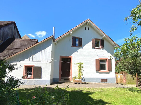 Kleines Haus mit Traumgarten - mitten in Altweil !