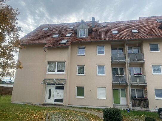 vermiete Maisonettewohnung in 90er Jahre Objekt inkl. Garage