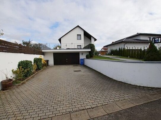 Schöne 3-Zimmer-DG-Wohnung mit Balkon und Garage