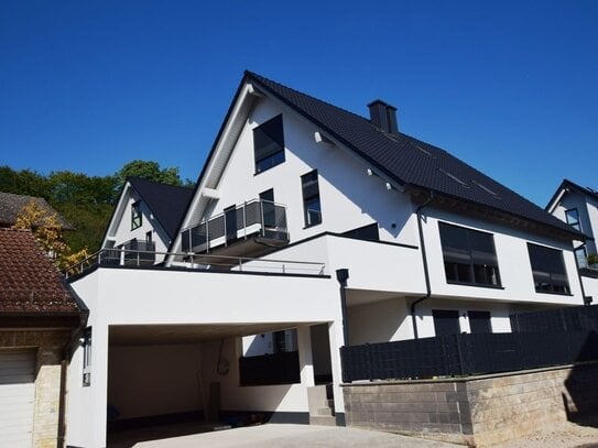 Erstbezug! Familienfreundliche Doppelhaushälfte mit kleinem Garten, Dachterrasse und Doppelcarport