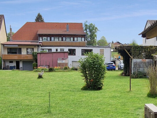 Großes Einfamilienhaus mit Einliegerwohnung und Baugrundstück