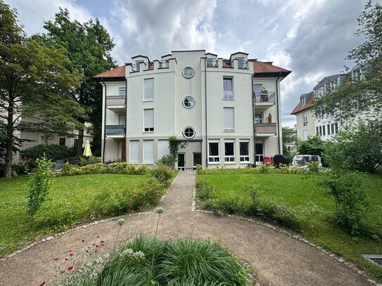 Preußisches Viertel: Helle Dachgeschoss-Wohnung mit drei Zimmern, zwei Balkonen und Lift