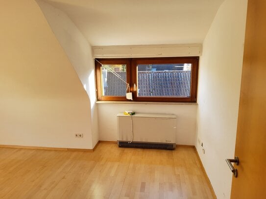 Schöne 3-Zimmer-Dachgeschoss-Wohnung mit EBK und Keller, ohne Balkon