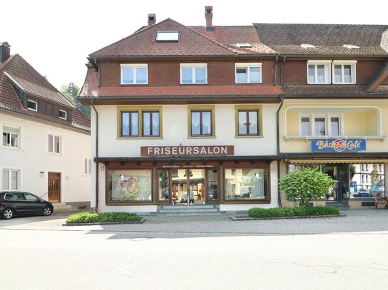 Großes Mehrfamilienhaus mit 3 Wohnungen u. Gewerbeeinheit in Top Lage von Schönau