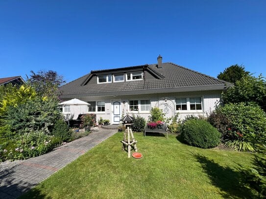 Großzügiger Bungalow mit Einliegerwohnung, Carport und Garage in Seenähe