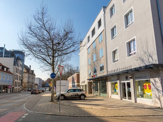 Geräumige Laden/Büro/Gewerbefläche über 2 Etagen mit 3 Parkplätzen direkt vor dem Gebäude