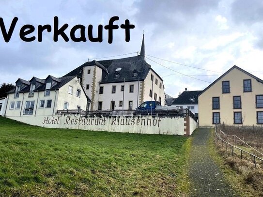 drei Gebäude für einen Preis, ein historisches Hotel mit Restaurant, ein extra Gästehaus und ein Privathaus (vor den To…