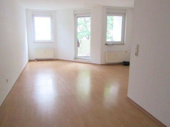 großzügiges und helles Apartment, 1 Raum, mit Wanne und Balkon