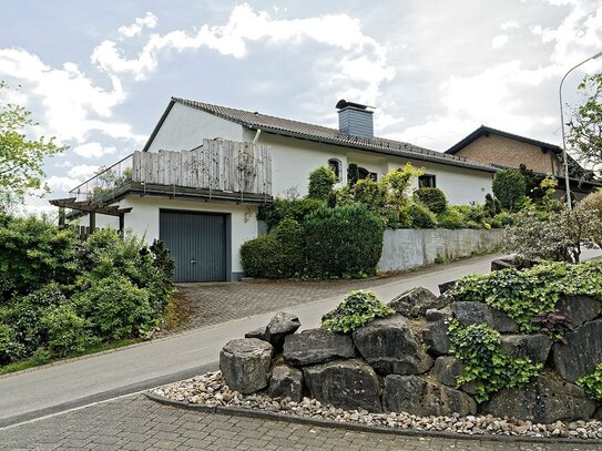 Helles Zweifamilienhaus mit Südgarten und Weitblick! Optimale Lage!