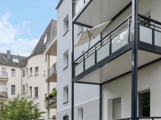 top sanierte Wohnung mit großem Balkon in modernisiertem Haus