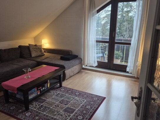 Helle und ruhige Dachgeschosswohnung in Ramersdorf mit Balkon, Küche und Bad unweit Ottobrunner Str.