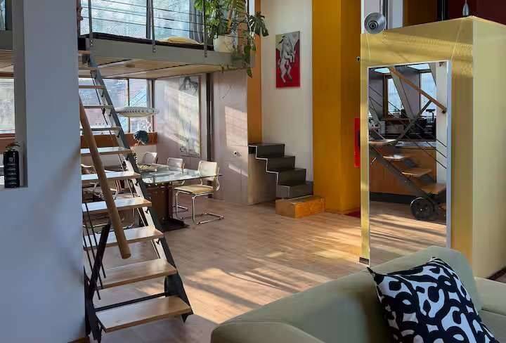 Möblierte Dachgeschosswohnung mit Terrasse und Garten - Foto 1