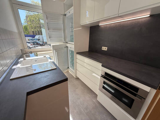 Bad mit Wanne+Fenster / EBK + 35,- € / sep. Küche mit Fenster