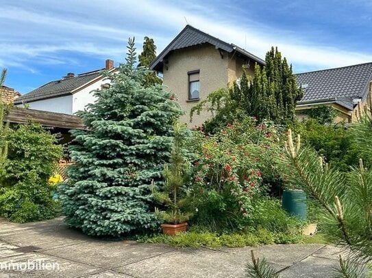 Villenartiges Einfamilienhaus mit großem Gartenanteil und Nebengebäuden in Radebeul