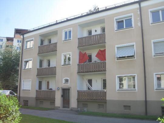 Renovierte 2,5 - Zimmer Wohnung mit Balkon!