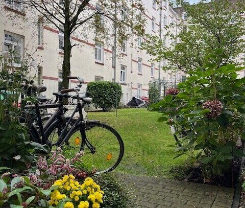 Wohnen im Quartier: möblierte, sonnige 2 Zimmer Altbauwohnung