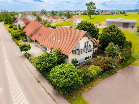 Mit großem Raumangebot! Einfamilienhaus mit Einliegerwohnung, Doppelgarage und PV-Anlage!