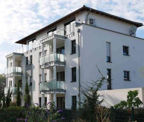 Helle Dreizimmerwohnung mit Balkon und Aufzug, Garage u. Kfz-Stellplatz