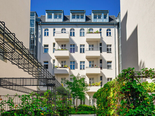 Familien-Domizil: Elegante Altbauwohnung mit Stuck, modernem Badezimmer und Balkon