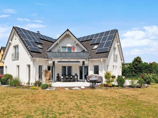 Energiesparend mit Photovoltaik und Wärmepumpe! Neuwertiges Einfamilienhaus mit traumhaft großem Garten. Extra viel Pla…