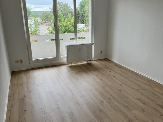 Neu sanierte 4 - R - Wohnung mit Balkon in Münchenbernsdorf zu vermieten!